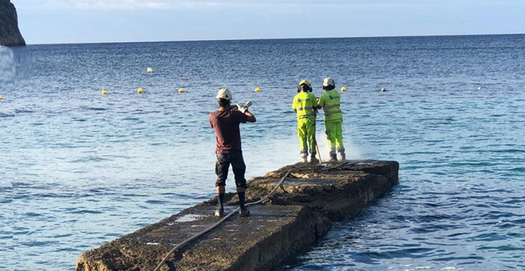 Demolición de diques bajo el agua en zonas costeras 