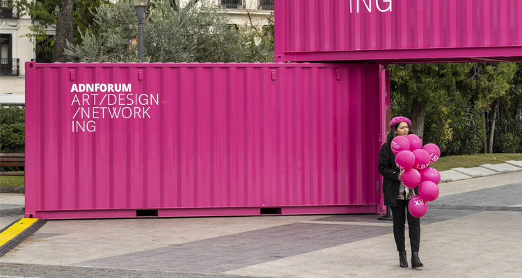 Vibrant Pink de CIN Valentine viste de rosa la Plaza de Colón en el ADN Fórum