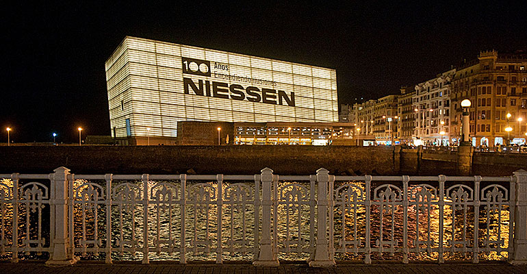 Niessen ilumina la fachada del Kursaal por su centenario